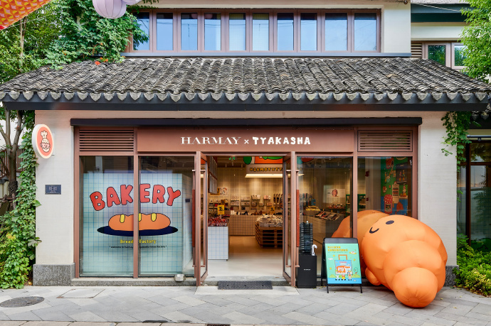 話梅×塔卡沙联名主题店于上海启幕，爱马仕彩妆新品｜是日美好事物