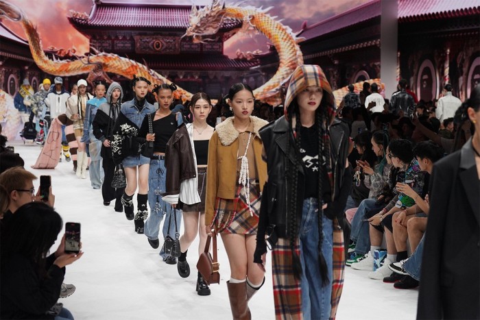 毛戈平高光盘“强强结合”，JACQUEMUS x Nike新季合作系列开售在即｜是日美好事物